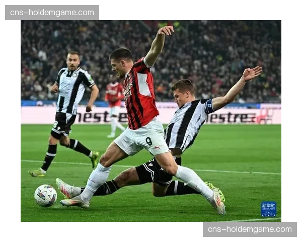 冲突瞬间:乌迪内斯边锋突破被侵犯后,双方球员在边线附近发生争执 冲突瞬间:乌迪内斯边锋突破被侵犯后,双方球员在边线附近发生争执