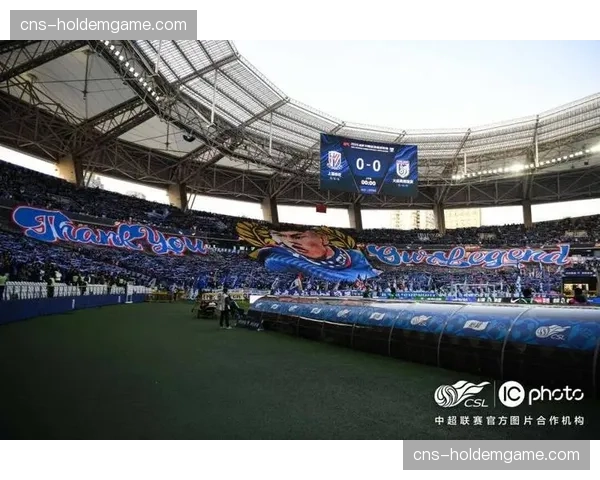 温情时刻，大连人主场球迷展示巨幅TIFO致敬功勋老将